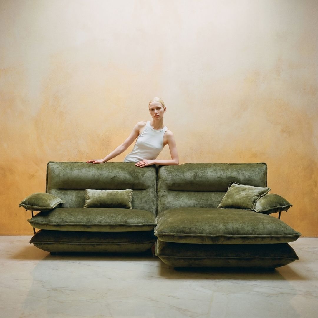 Alterego Design-Winkelsofa aus Stoff in gruen mit organischer Form made in italy