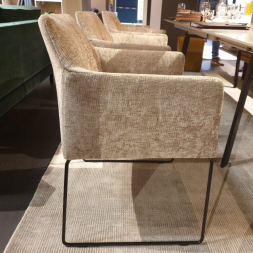 Seitlicher Blick auf den Alyne Dining Stuhl von Wohnart, mit elegantem Sitz und stilvollem Design für Essbereiche