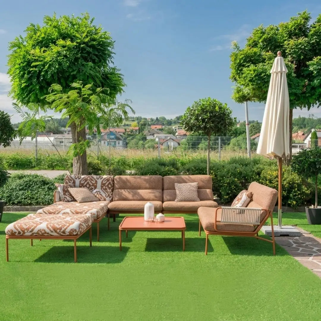 Modulares Lounge-Sofa von sedda im Outdoor-Bereich, in der Farbe Cotta, mit bequemen Sitzkissen und modernem Design.