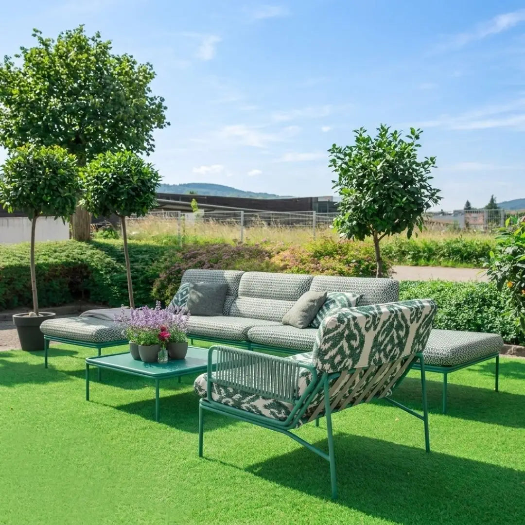 Modulares Gartensofa von sedda in grün, bequeme Lounge-Möbel für den Außenbereich, mit weichen Kissen und modernen Design.