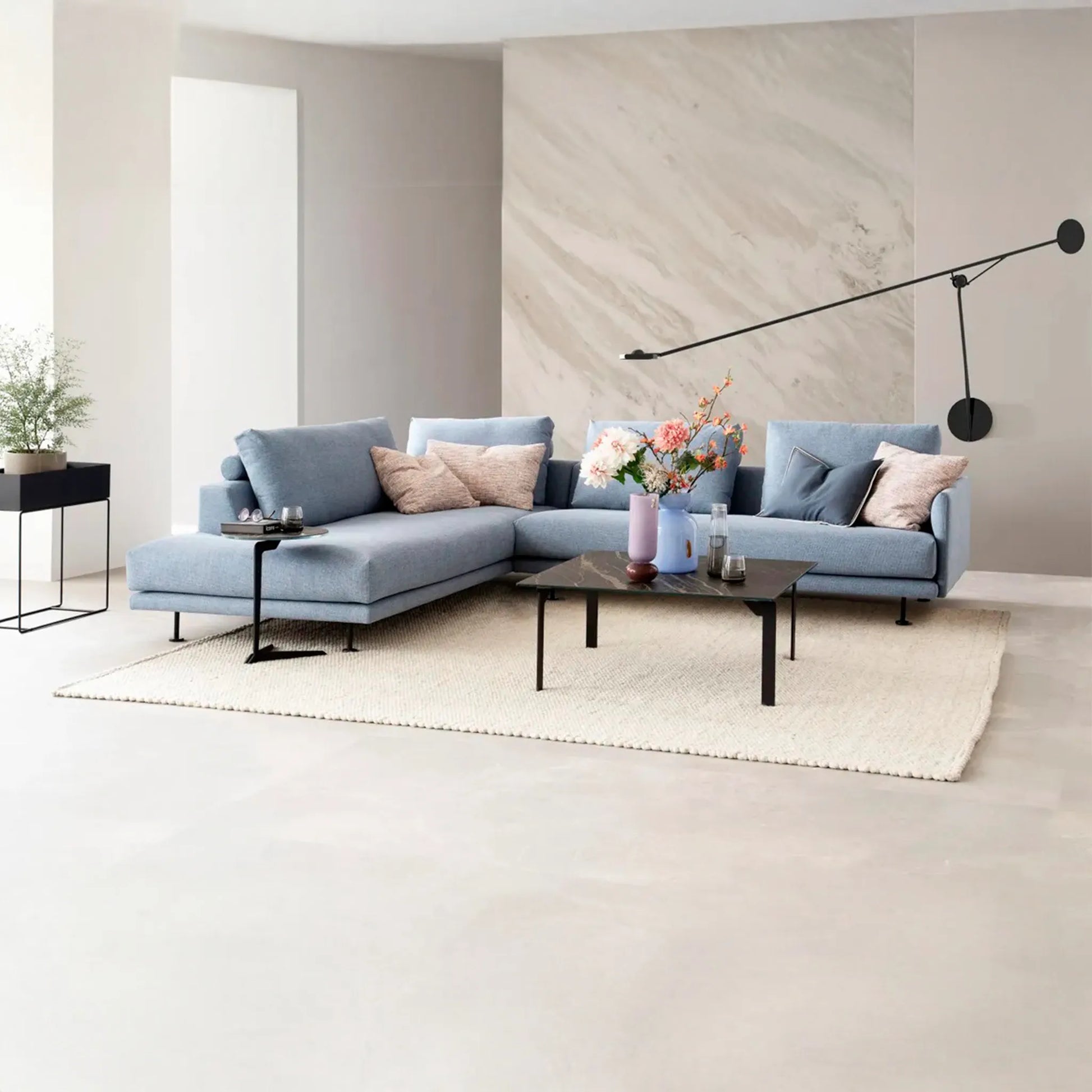Hellblaues Jovella Eckabschluss Modulsofa von Wohnart, mit weichen Kissen und modernen Design, sichtbar in der Abbildung.