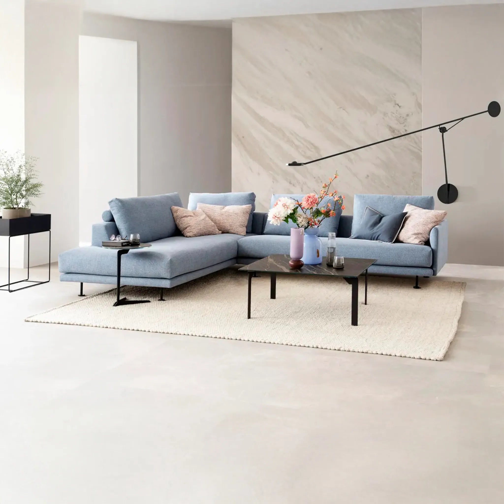 Hellblaues Jovella Eckabschluss Modulsofa von Wohnart, mit weichen Kissen und modernen Design, sichtbar in der Abbildung.
