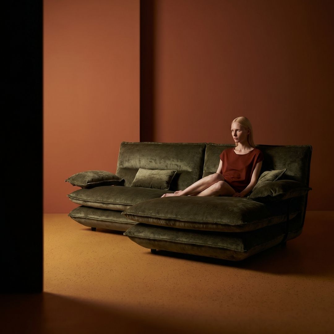 Modernes studio mit Alterego Design Sofa grün im Japandi Stil